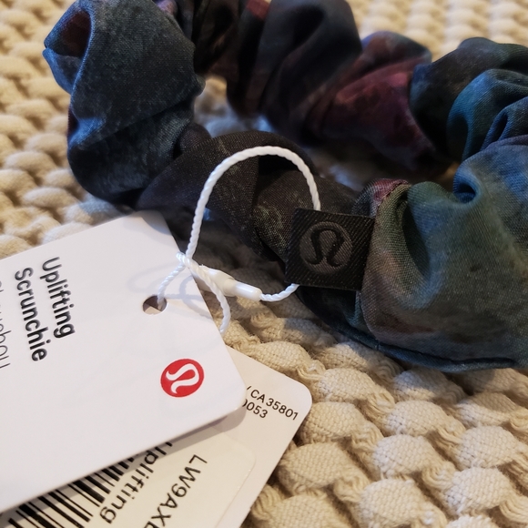 2 Lululemon scrunchies - Picture 10 of 11